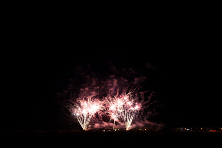 多彩的烟花在夜空