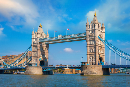 横跨泰晤士河的塔桥在伦敦, 英国