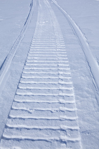 光滑的雪地与雪地足迹