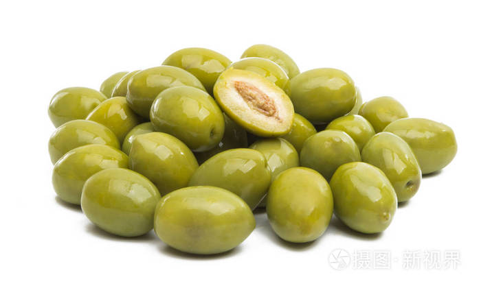 白色背景查出的大绿色橄榄