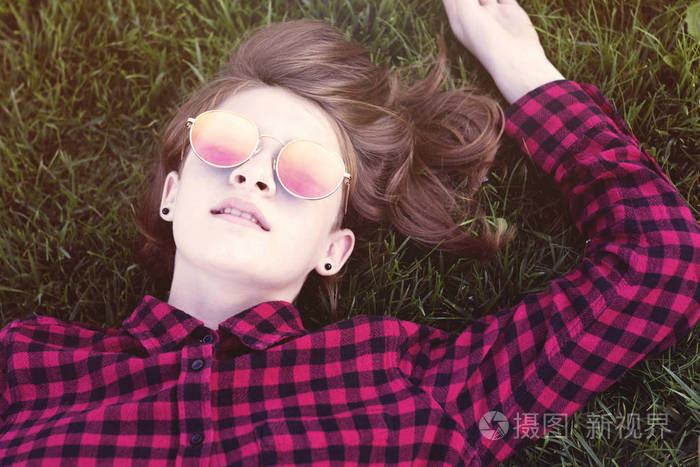 少女在公园草地上躺着的女孩