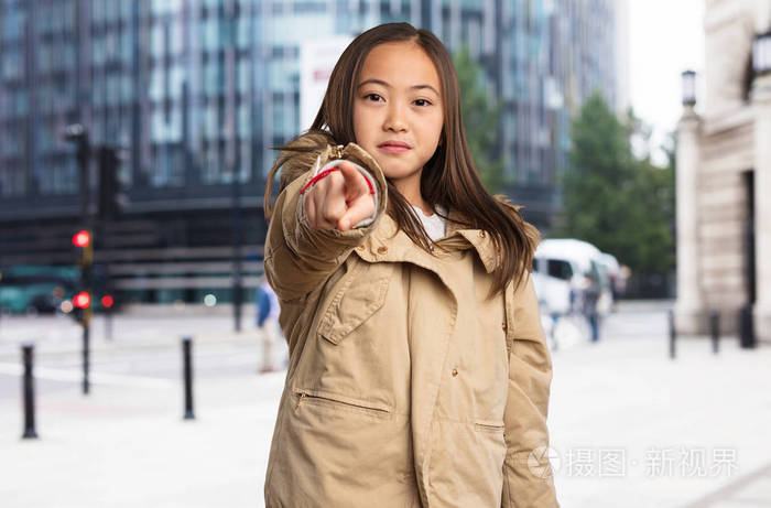 中国小女孩在照相机前面指向