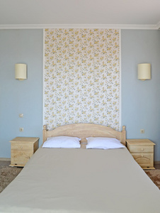 在一个现代的酒店房间双人床