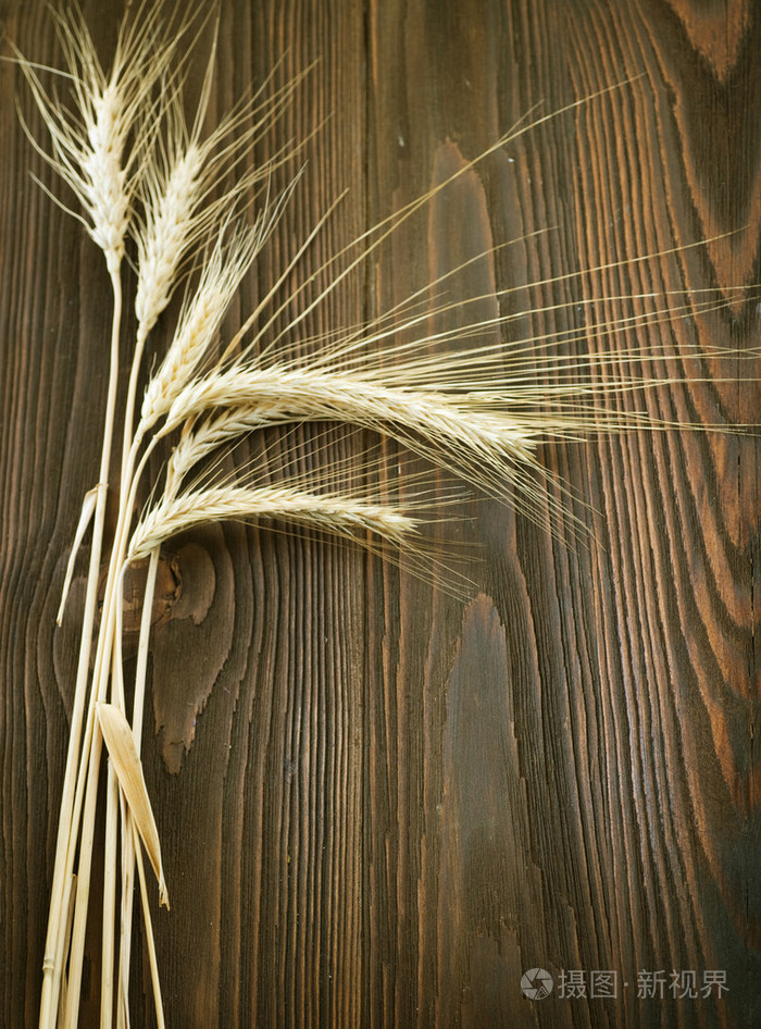 小麦边框接管木制背景