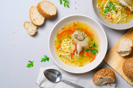 鹌鹑面条汤, 自制的面条和蔬菜汤, 配面包卷, 舒适食品