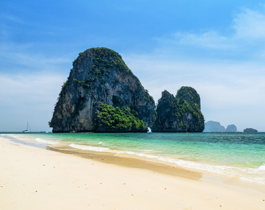 清澈的水和蓝蓝的天空。phra nang 海滩泰国