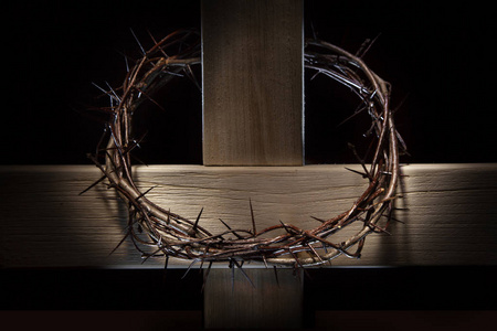 荆棘冠冕,木制的十字架照片