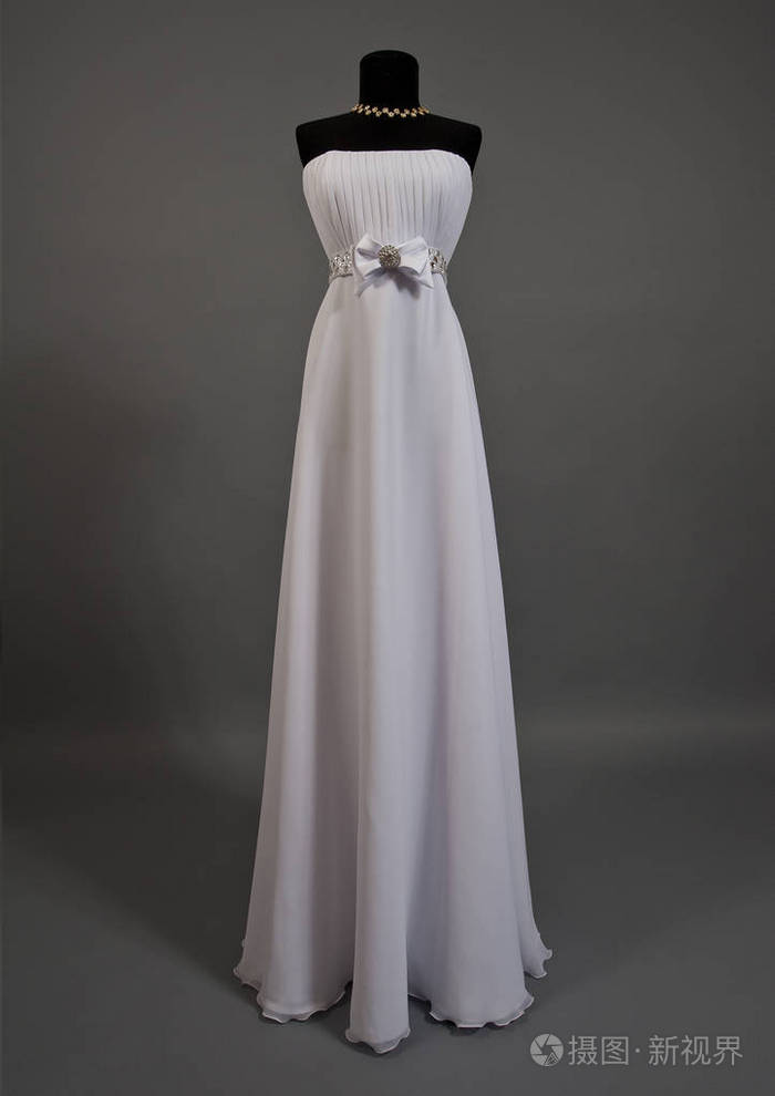 模特的白色婚纱礼服