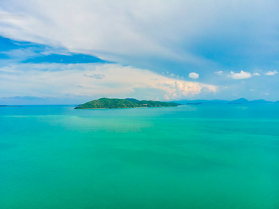 美丽的热带海滩和海的鸟瞰与棕榈树和其他树木在苏梅岛岛旅游和度假