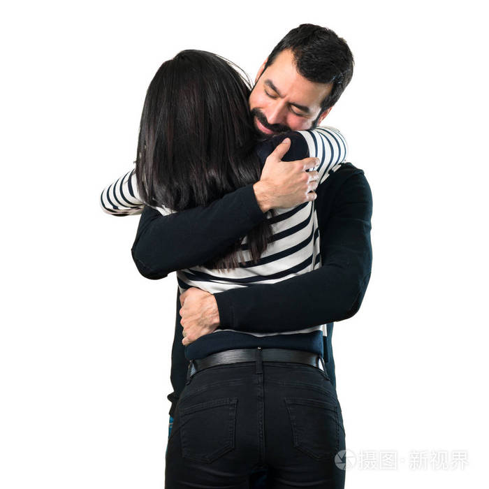 年轻夫妇拥抱在白色背景上