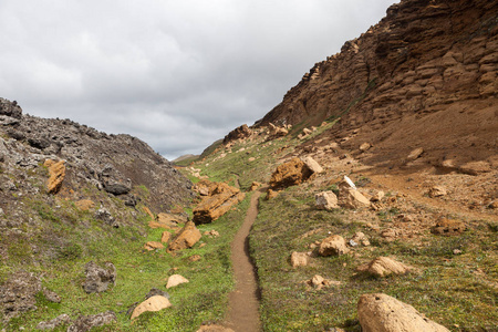 冰岛克拉弗拉地热区附近的绿色岩石丘陵在荒野中隐居的路径