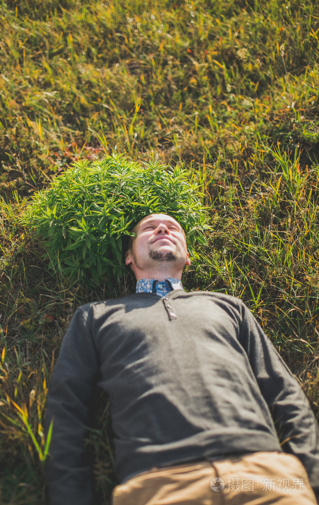 一个年轻的男人躺在地上的画像