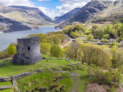 威尔士斯诺多尼亚国家公园 llanberis 的 dolbadarn 城堡空中