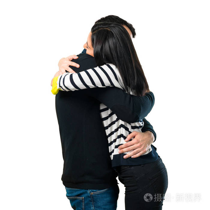 年轻夫妇拥抱在白色背景上