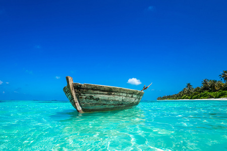 完美的热带岛屿天堂海滩和旧船