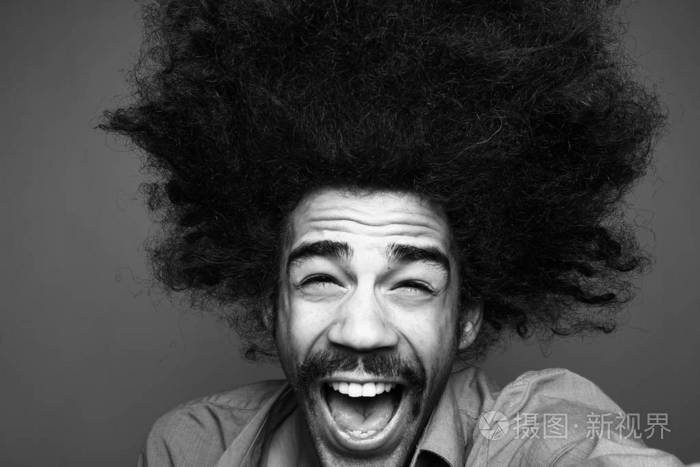 黑色和白色的语气尖叫的黑色男子
