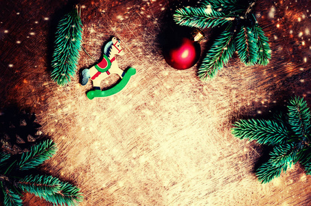 圣诞节背景与在黑暗的木板上的节日装饰。平坦的平面, 顶部视图。圣诞贺卡