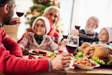 人与酒坐在桌与家庭, 当有圣诞节晚餐的部分看法