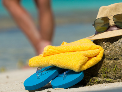 草帽 毛巾海滩太阳眼镜和热带拖鞋