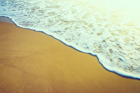 波海水在海滩上