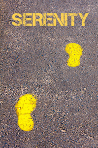 黄色的脚步声，在人行道上走向宁静消息
