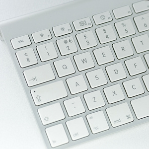 计算机键盘。在白色背景上孤立
