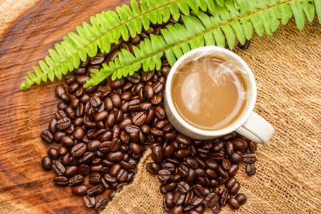 咖啡和豆子的木制的背景