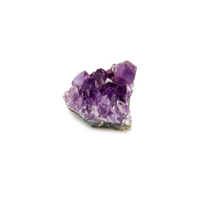 石紫水晶在白色背景特写