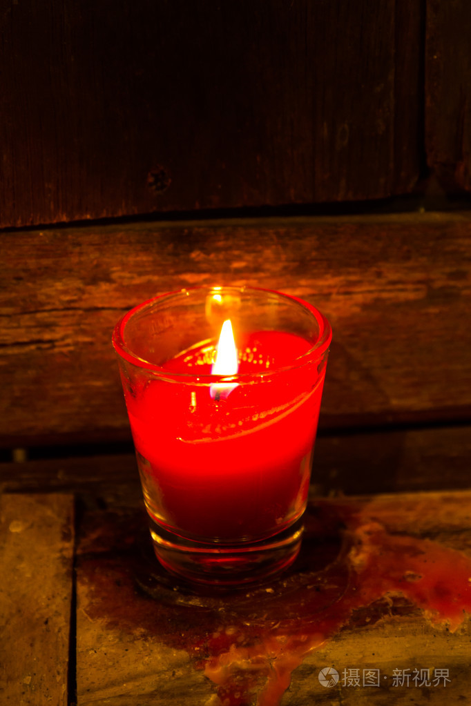 蜡烛的火焰在晚上特写