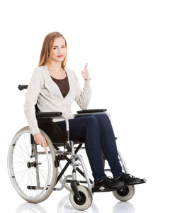 美丽的白种女人坐在轮椅上的美丽的白种女人照片