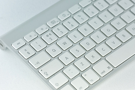 计算机键盘。在白色背景上孤立