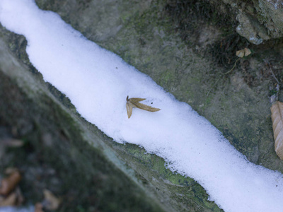 白雪覆盖的灰色岩石, 特写