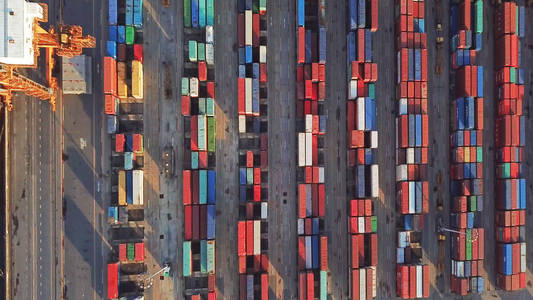 集装箱货船的空中俯视在城市城市进出口业务和物流国际货物。用起重机将货物运到港口