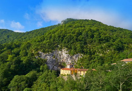 Covadonga 圣诞老人芒一个天主教避难所洞穴在 Picos 罗巴山脉附近的阿斯图里亚斯