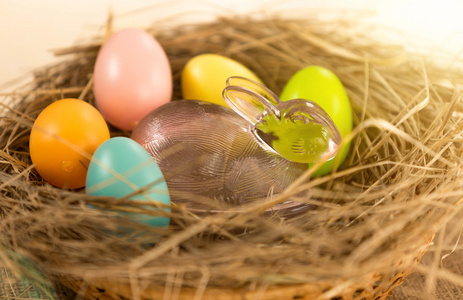 复活节彩蛋和玻璃兔躺在 n 的特写镜头
