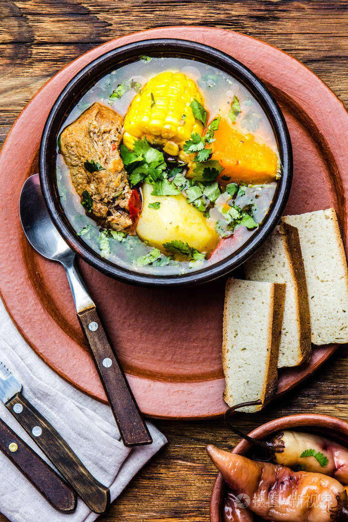 拉丁美洲的智利食物传统的智利cazueladecerdo与chuchoca土豆炖猪肉汤