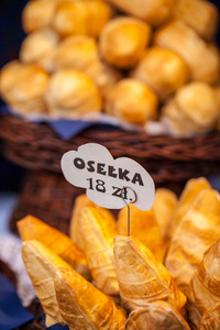 在克拉科夫，波兰的户外市场上传统的波兰熏制奶酪 oscypek