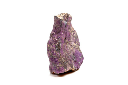 宏观矿物石霉菌, 紫色 purpurite 在养殖白色背景特写