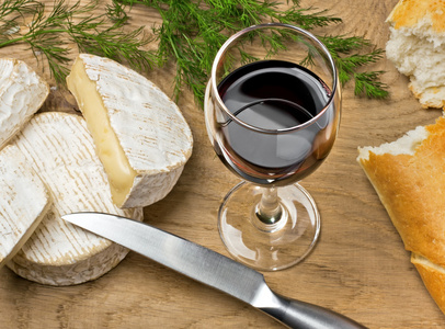 红酒 法国布里乳酪和卡门奶酪用桌子上的面包