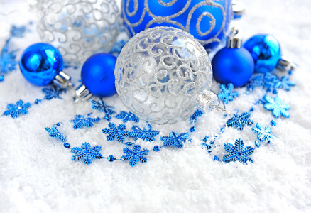 在雪上圣诞蓝色和银色装饰