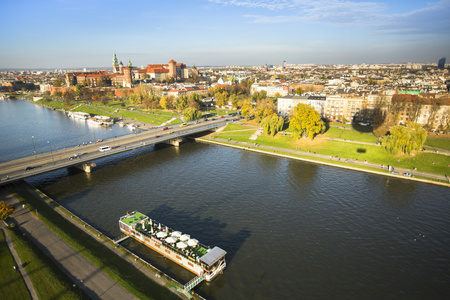 维斯杜拉河在历史文化名城中心鸟瞰图