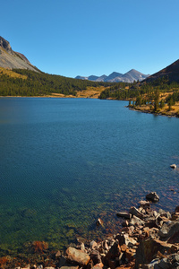 泰奥加湖和山