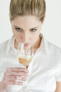 白色葡萄酒品鉴的年轻女人肖像