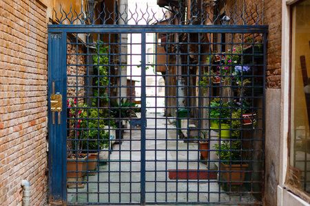 装饰金属门饰品。古董铁门与古典装饰品钟楼在总督的宫殿, 威尼斯, 意大利
