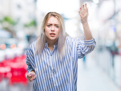 年轻的金发女人在孤立的背景愤怒和疯狂举起拳头沮丧和愤怒, 而愤怒的呼喊。愤怒和侵略性概念