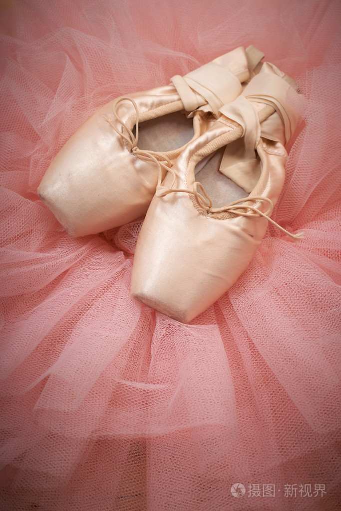 芭蕾舞鞋,指出在木地板上