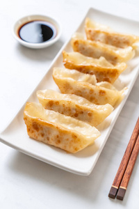 日本饺子或饺子小吃配酱油