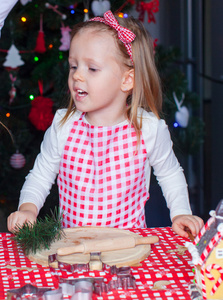 可爱的小女孩，用擀面杖烘烤圣诞姜饼曲奇饼