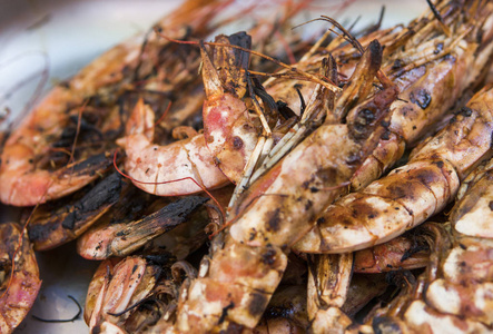 开胃烤皇家虾。壁炉上的海鲜烧烤, 街头食品市场