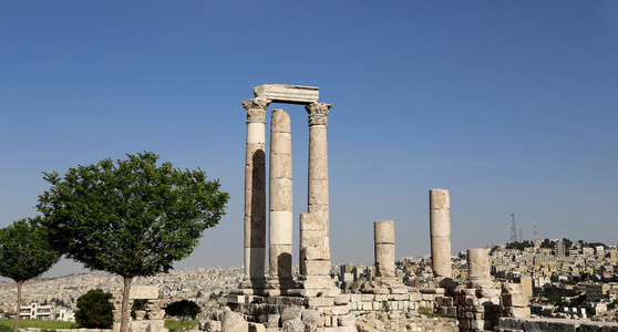 海格力斯神殿，罗马的科林斯式石柱，在城堡山上，安曼，约旦